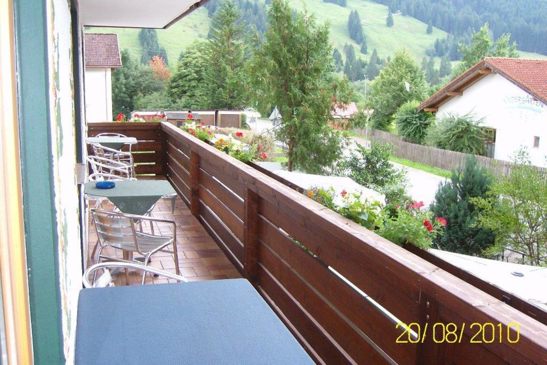 Balkon zu mehreren Zimmern Hotel Restaurant Amadeus