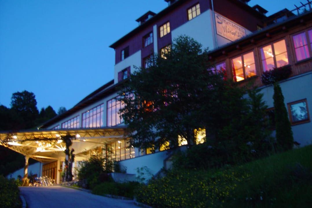 Hotel Vorderansicht am Abend Sporthotel Wagrain