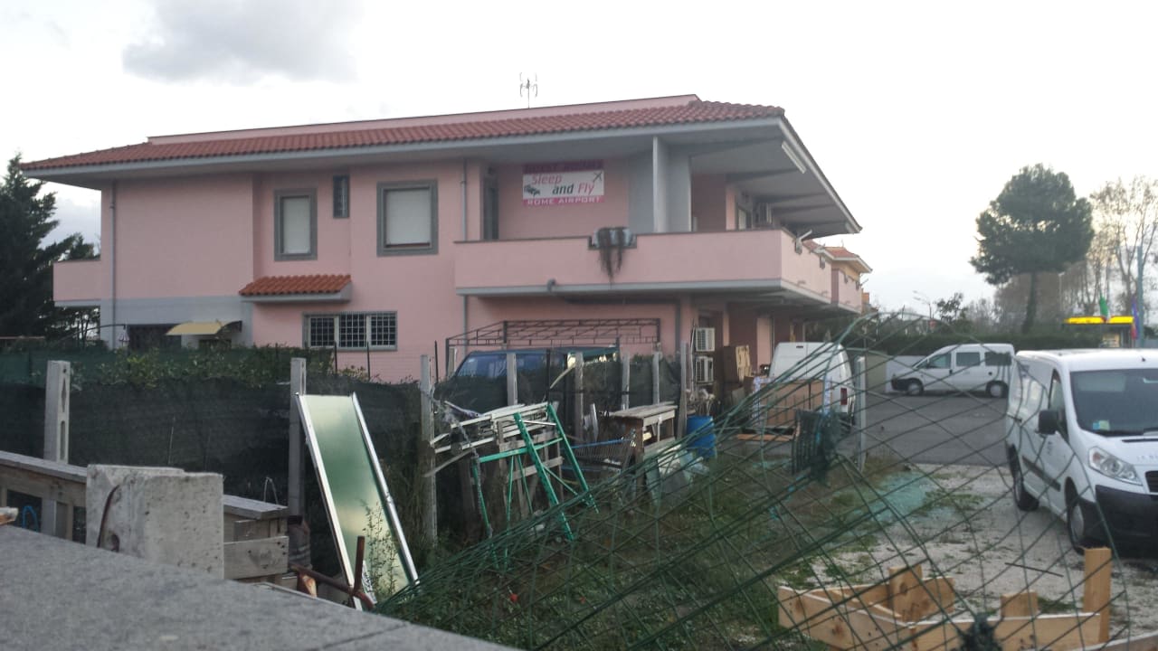 Dalle foto su internet me lo aspettavoi diverso B&B Sleep & Fly Rome Airport