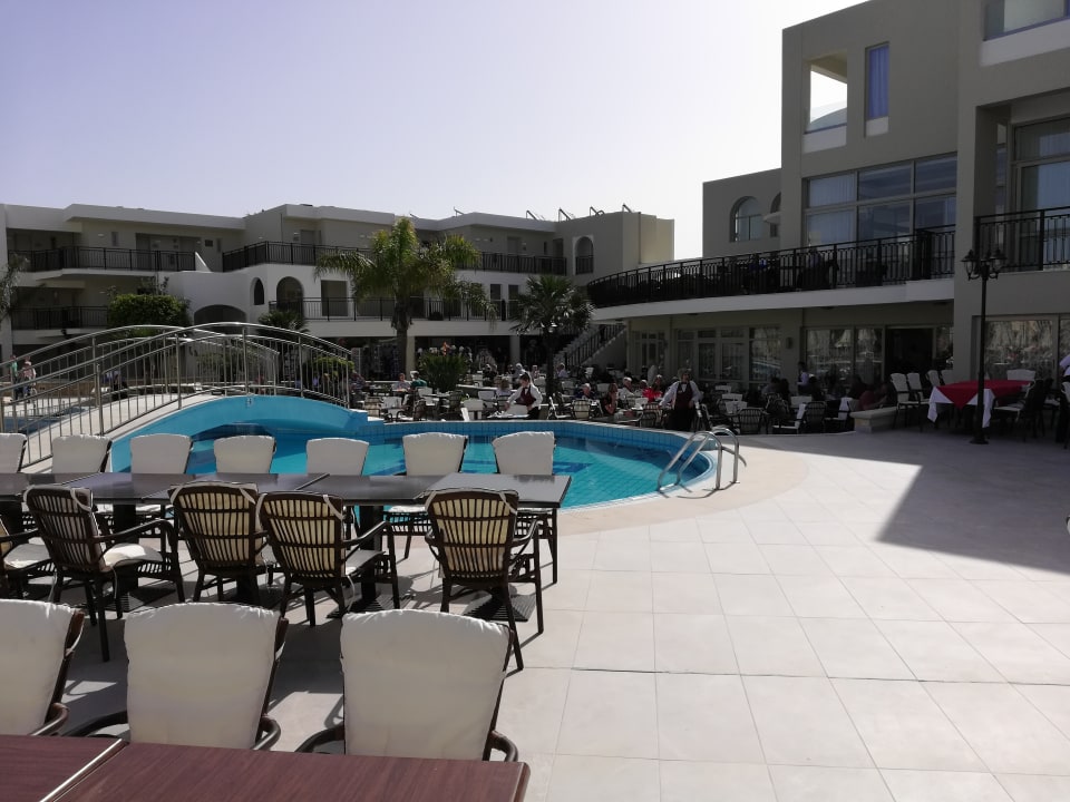 Pool Vantaris Palace