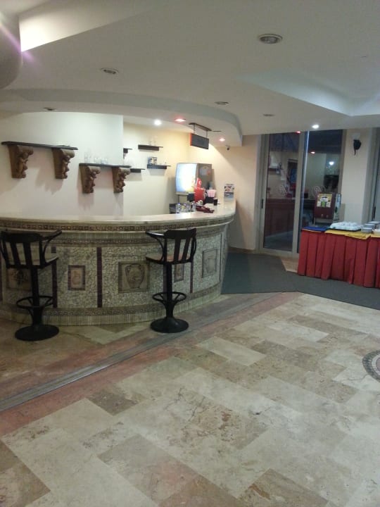 Poolbar im Innenbereich Royal Atlantis Beach Hotel