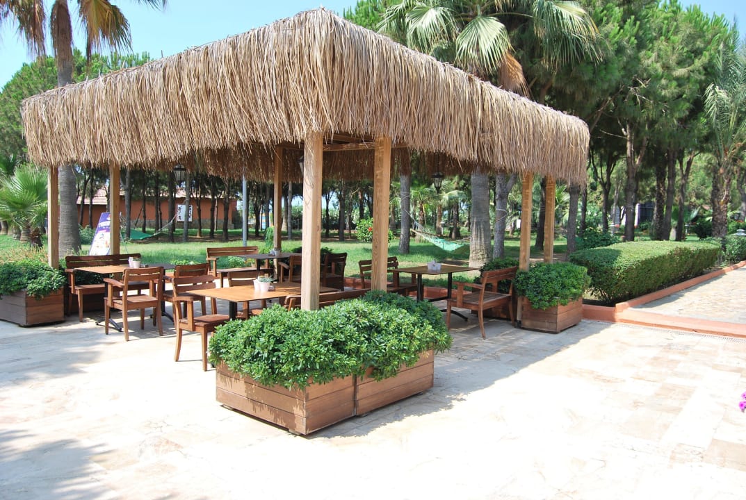 Viele schöne Sitzgelegenheiten Club Turtas Beach Hotel