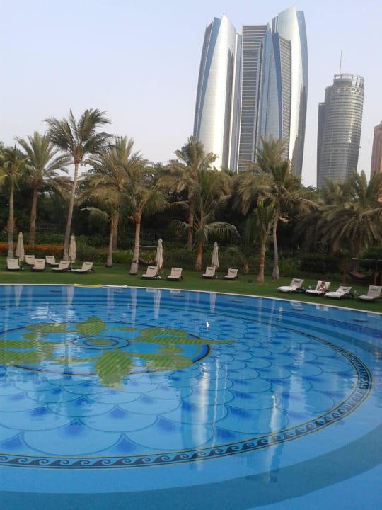 Poollandschaft mit Blick auf die Skyline Emirates Palace Mandarin Oriental