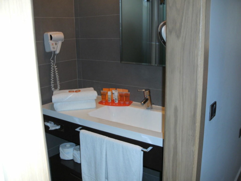Vorraum zwischen Duschraum und WC Atlantica Marmari Palace