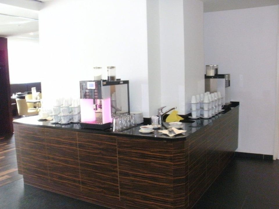 Das Frühstücksbuffet - Kaffee aus dem Automaten Best Western Plus Amedia Art Salzburg