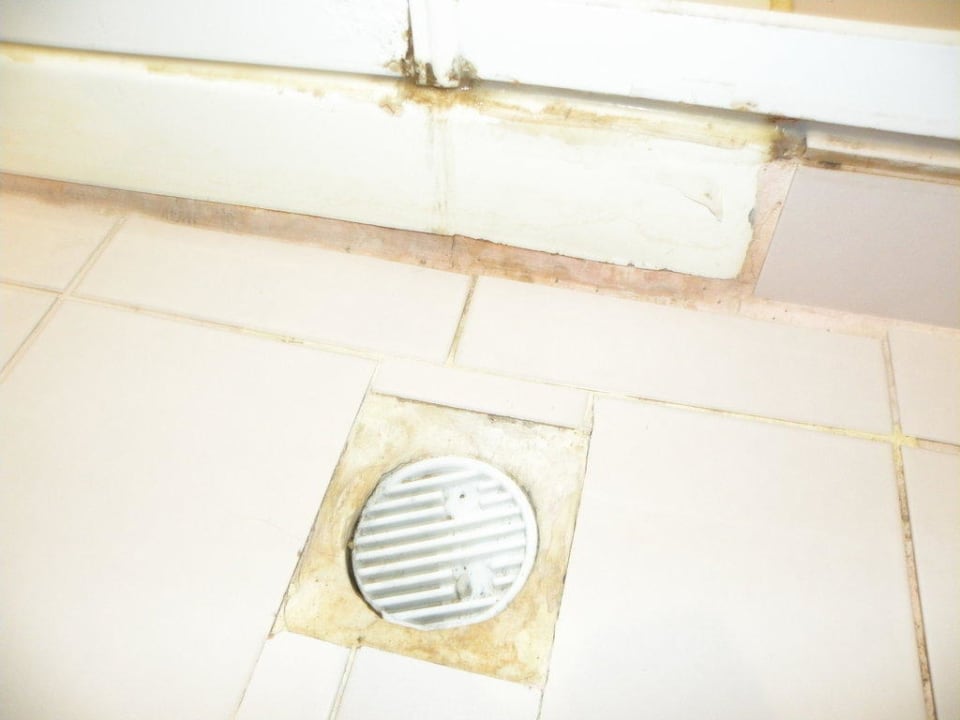 Abfluß im Badezimmer Enki Hotel