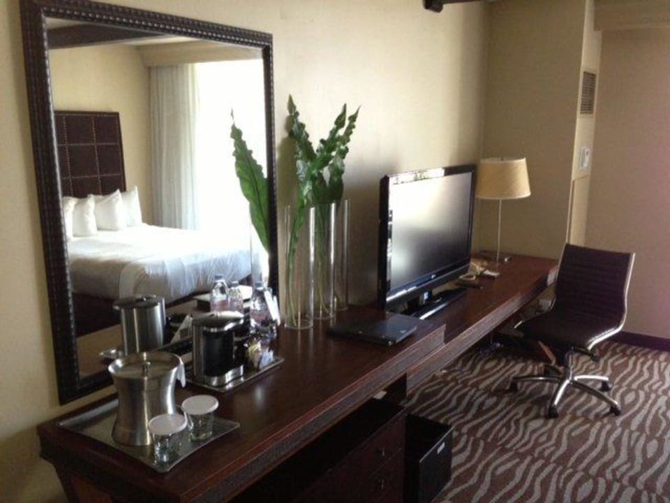Schreibtisch mit TV San Diego Mission Bay Resort