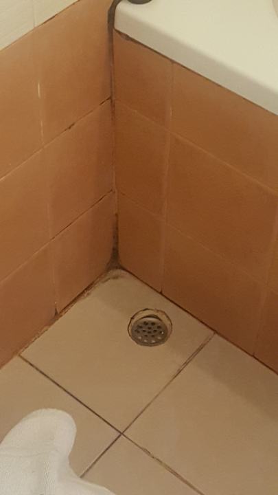 Zwischen Toilette und Badewanne Hotel Eastiny Plaza