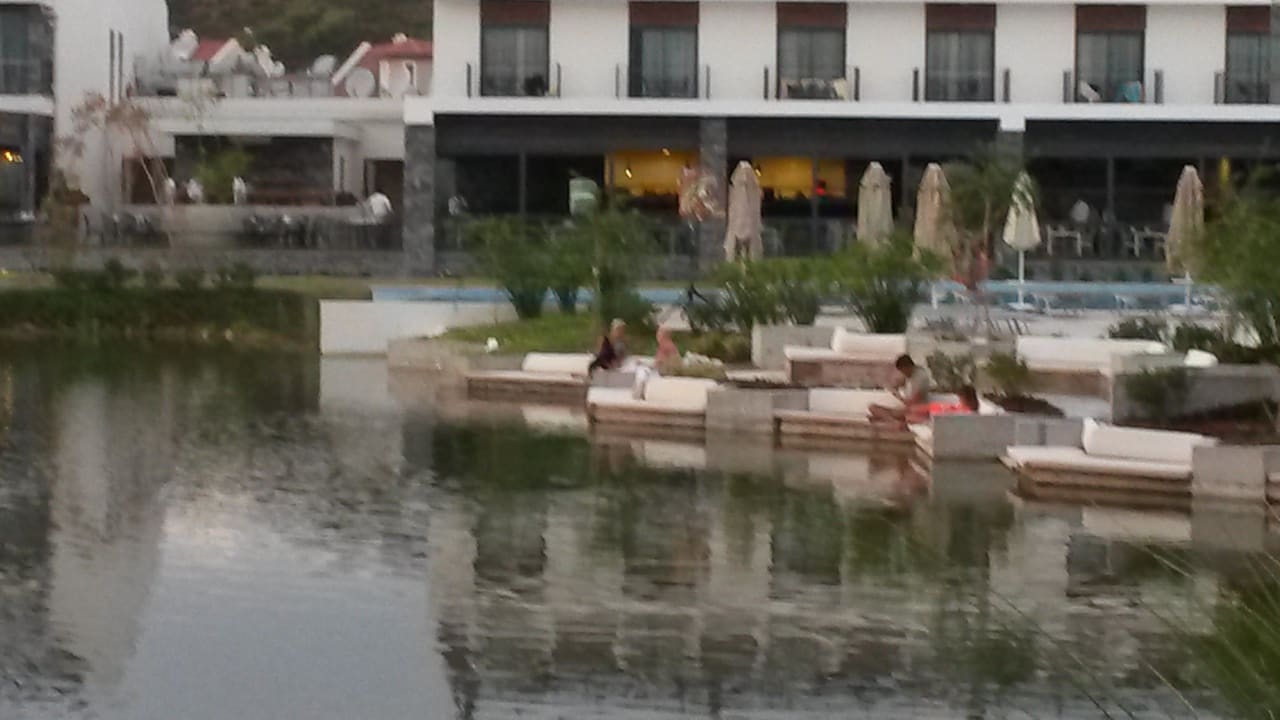 Sitzmöglichkeit am See Jiva Beach Resort