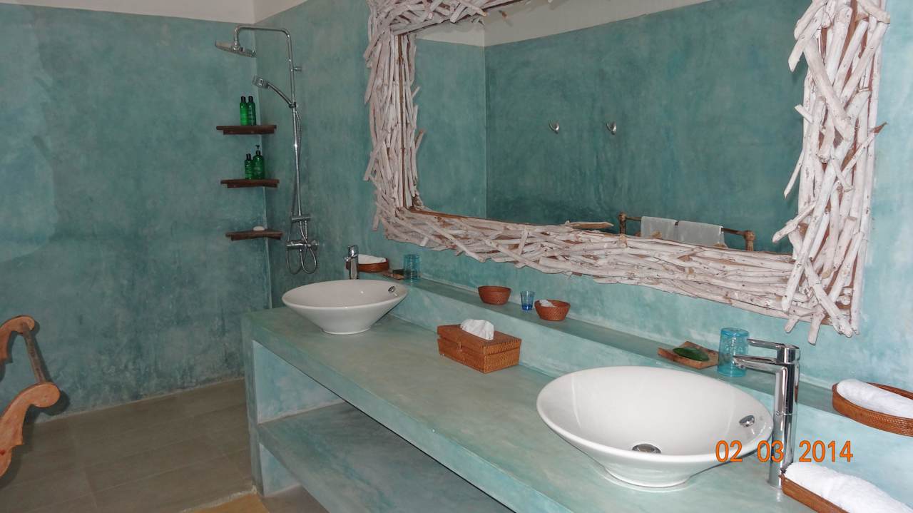 Grosses Badezimmer mit Regendusche Villa Sisindu C