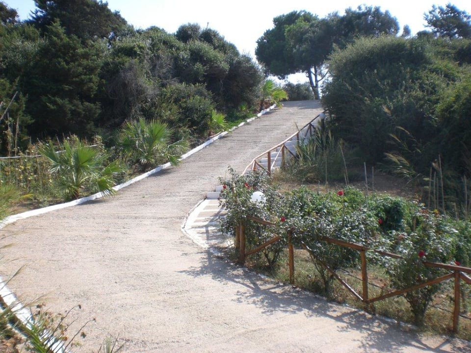 Zugangsweg zum Strand Hotel Kastro Beach