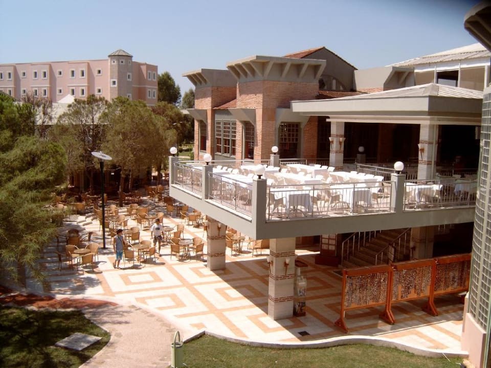 Sicht auf Aussenbereich des Mega Restaurants Megasaray Club Belek