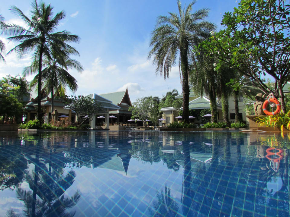 Poolbar links Holiday Inn Resort Phuket