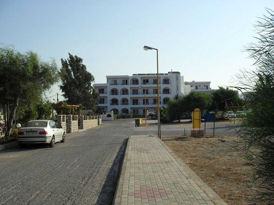 Blick auf Hotel von Zufahrt Hotel Faliraki Bay