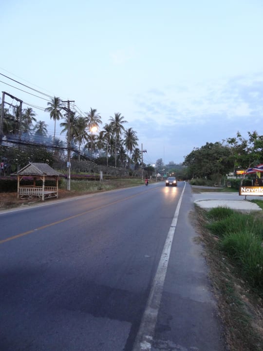 Straße vor dem Hotel  Hotel Navatara Phuket Resort