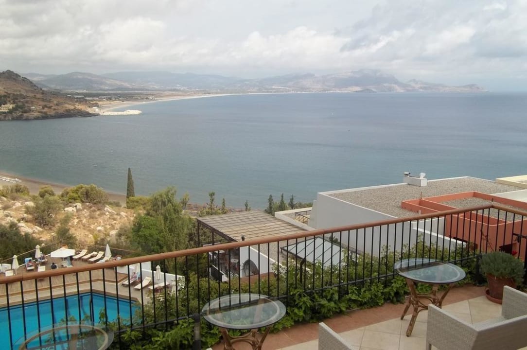 Blick vom Hotel und Poolbereich in die Vlicha-Buch Lindos Mare, Seaside Hotel
