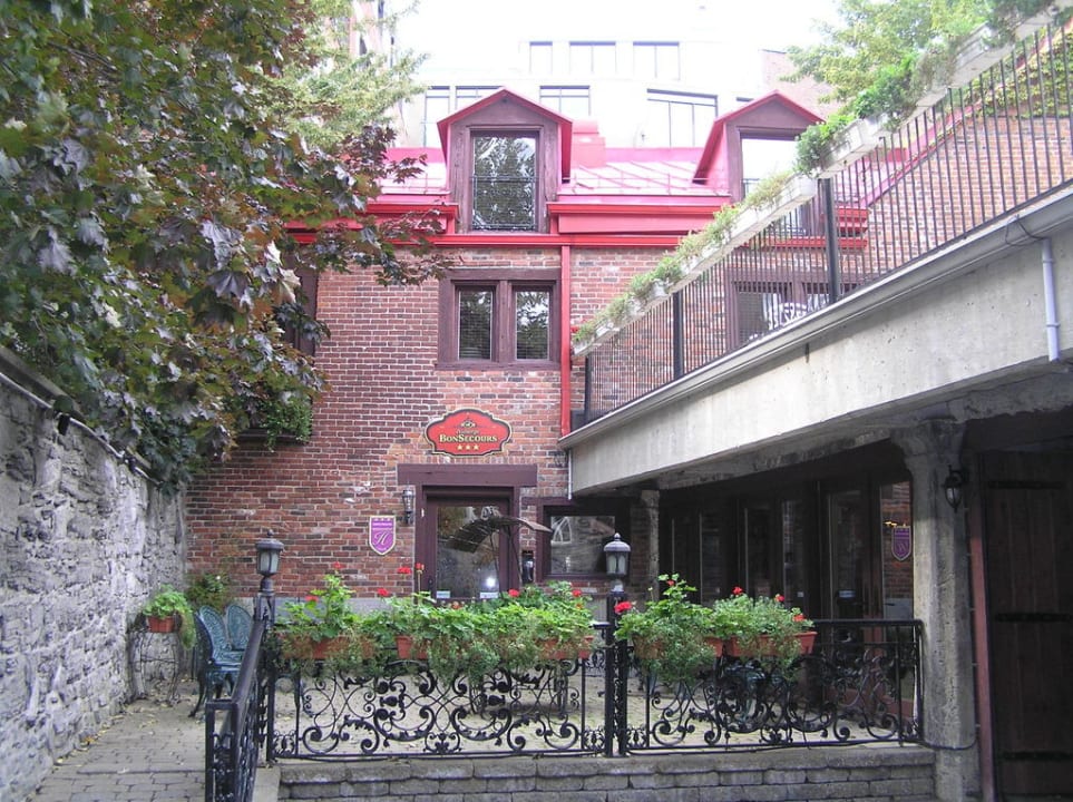 View from the courtyard Hotel Auberge Bonsecours