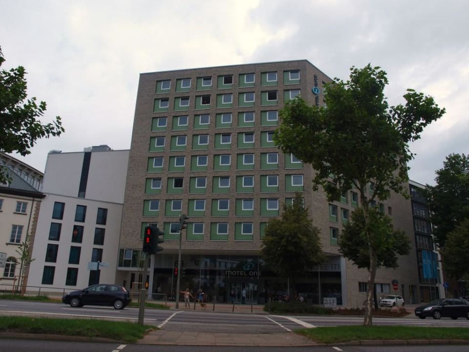 Haupteingang Motel One Hamburg am Michel