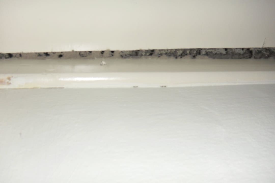 Zwischendecke im Schrank, Dreck Iberostar Waves Costa Dorada