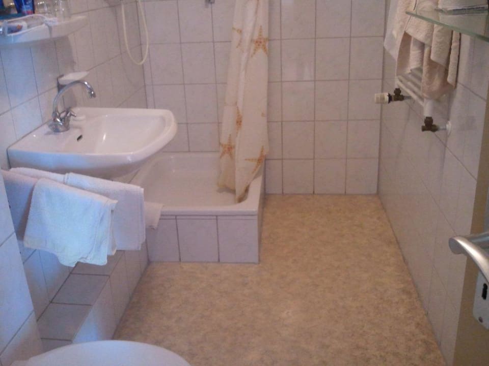 Alt, teilweise defekt, PVC-Belag im "Komfort"zimme Kurhaus Klement