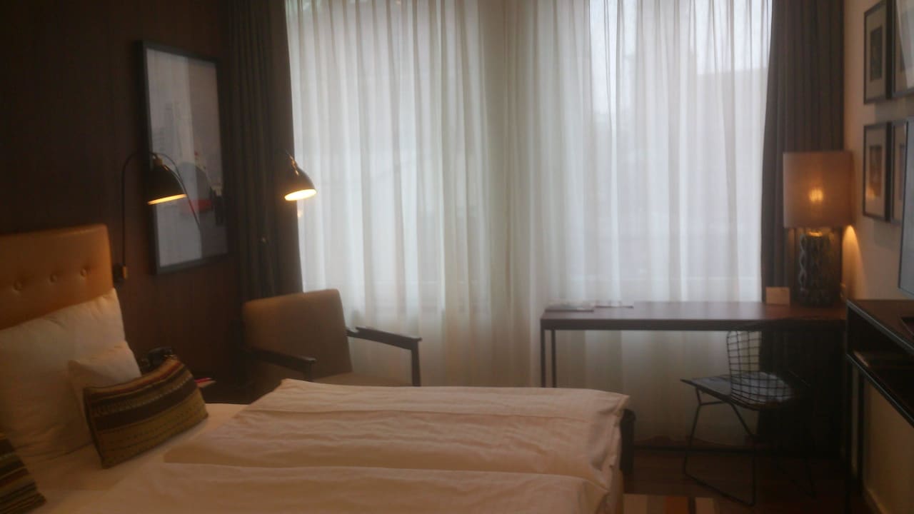 Blick ins ZImmer AMERON Hamburg Hotel Speicherstadt