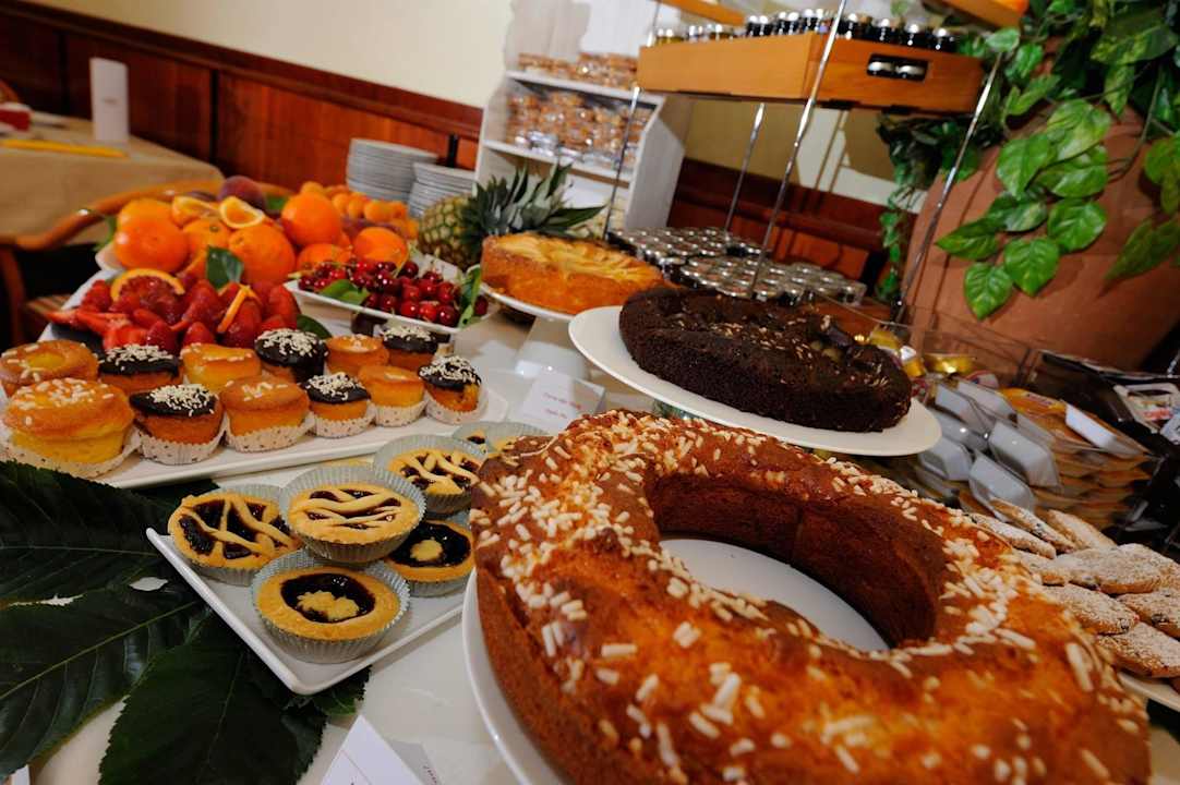 Il buffet della sala colazioni  Guesia Village Hotel & Spa