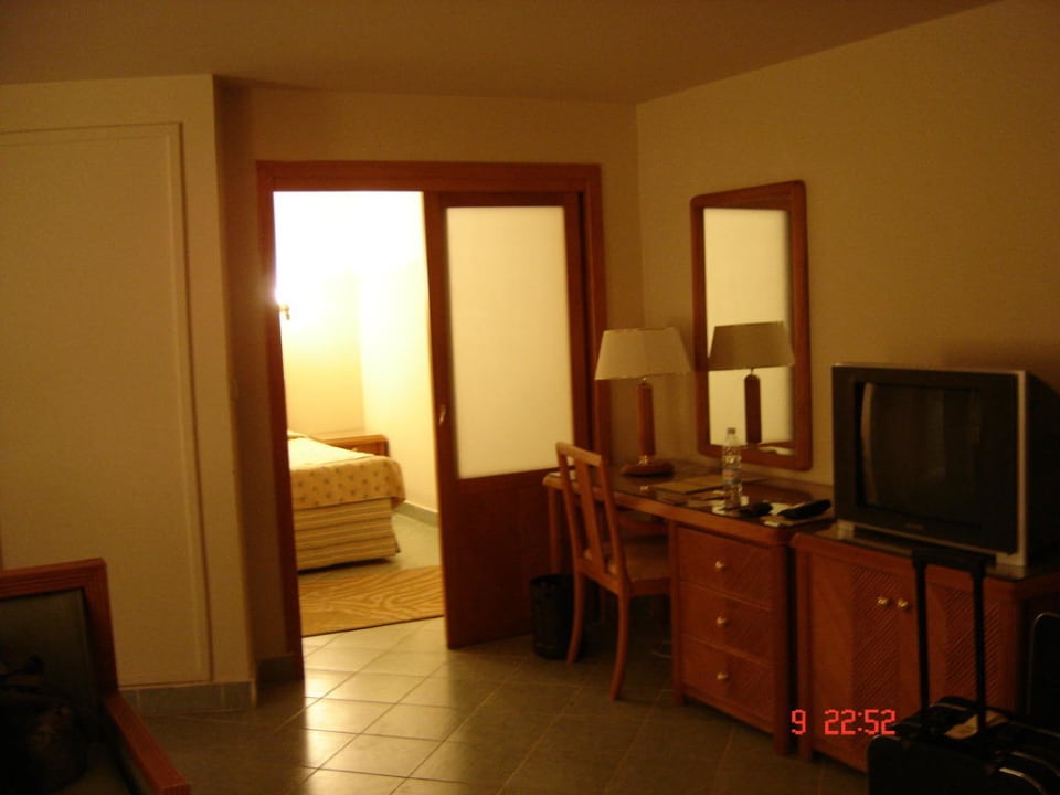 Wohnzimmer mit Blick ins Schlafzimmer SUNRISE Holidays Resort (Adults Only)
