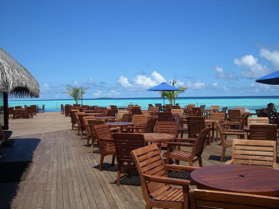 Blick auf die Aussenterrasse Sun Siyam Olhuveli