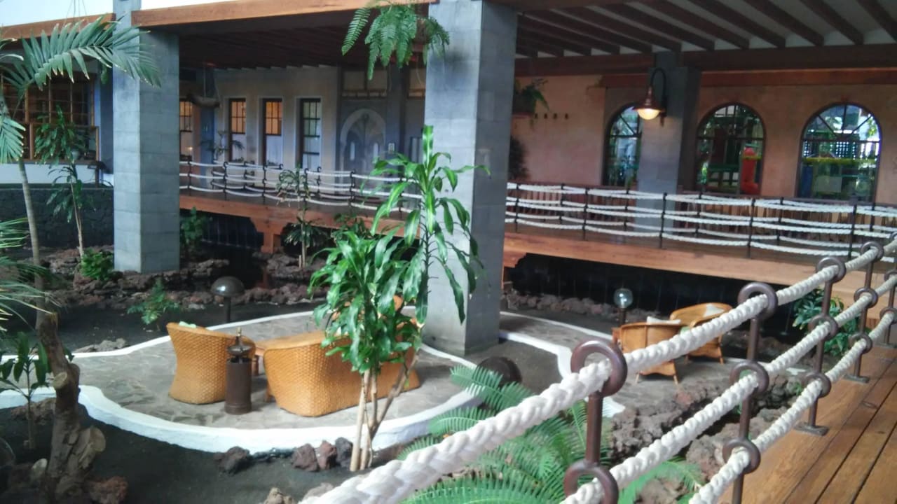 Innenbereich & Weg zu den Restaurants Princesa Yaiza Suite Hotel Resort