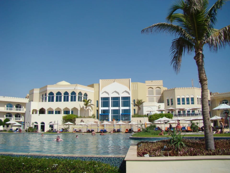 Poolanlage mit Hotel Wyndham Garden Salalah Mirbat
