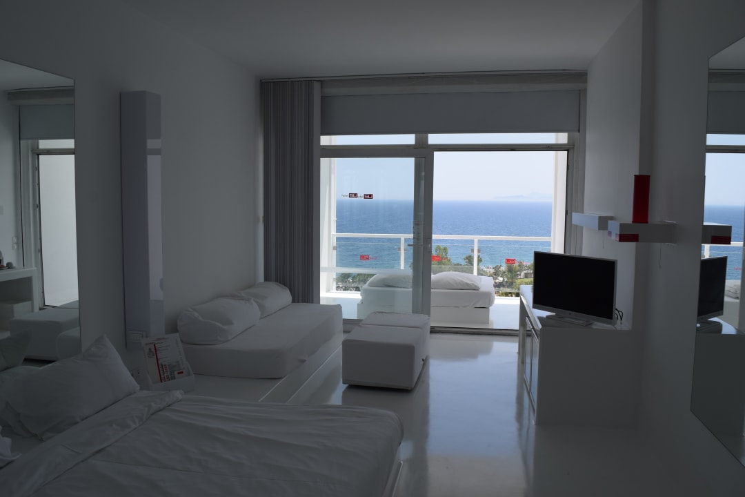 Zimmer. Alles weiß und mit Ausblick aufs Meer Hotel SU & Aqualand