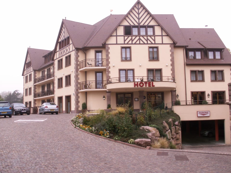 Entrée de l'hôtel et du parking Hotel Domaine du Moulin