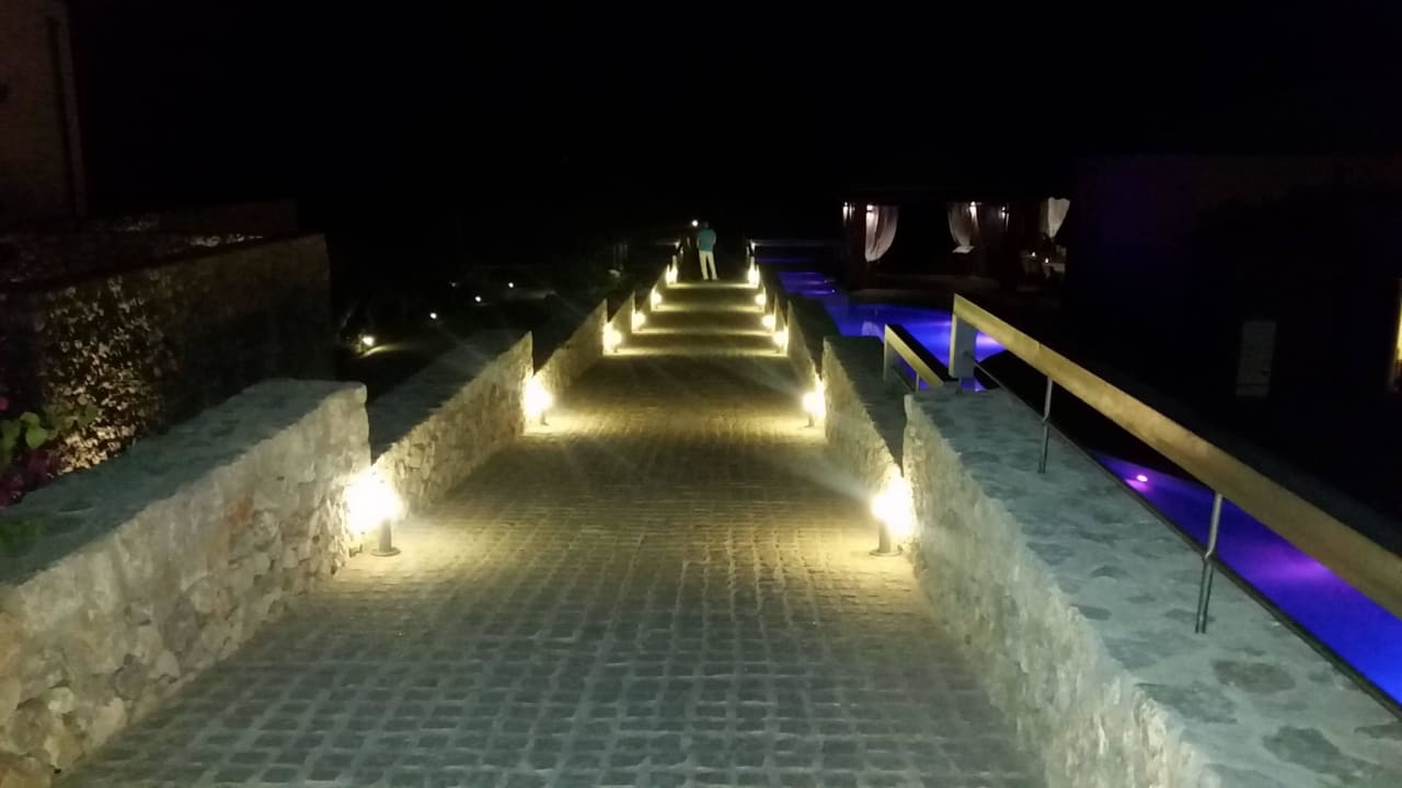 Weg zum Pool bei Nacht Atlantica Belvedere Resort