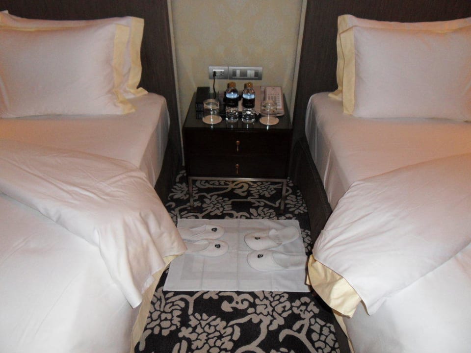 Betten aufgedeckt mit Hausschuhen Hotel The St. Regis Bangkok