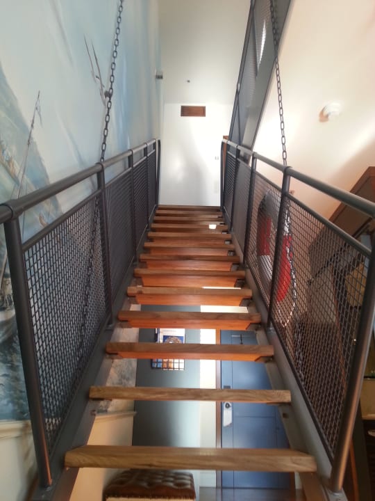 Treppe zur oberen Etage des Zimmers Hotel Bell Rock Europa-Park