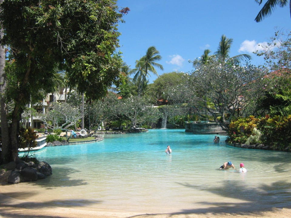 Einer der zwei zentralen Pools The Laguna A Luxury Collection Resort & Spa