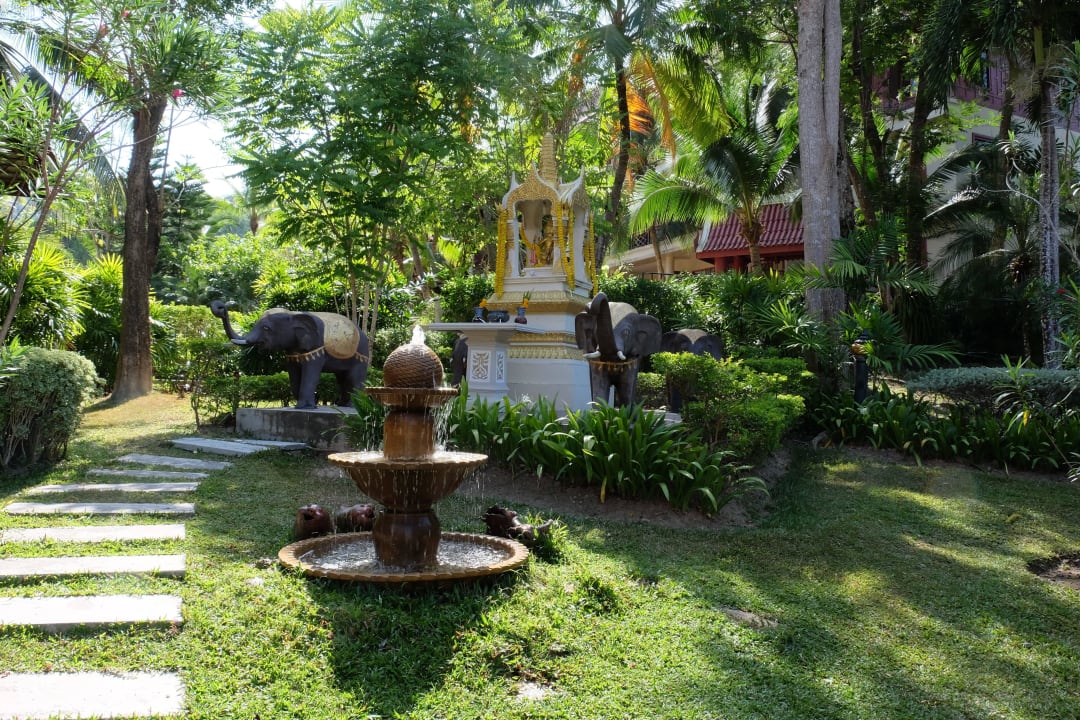 Das Geisterhaus vor dem Hotel Chada Thai Village Resort