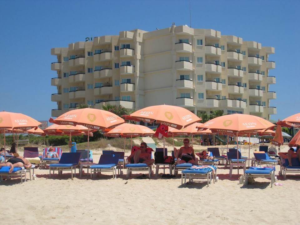 Hotel vom Strand aus gesehen. Tasia Maris Gardens