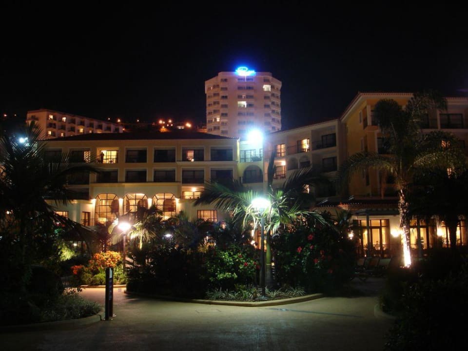 Blick auf das Porto Mare vom Garten bei Nacht Hotel Porto Mare - PortoBay