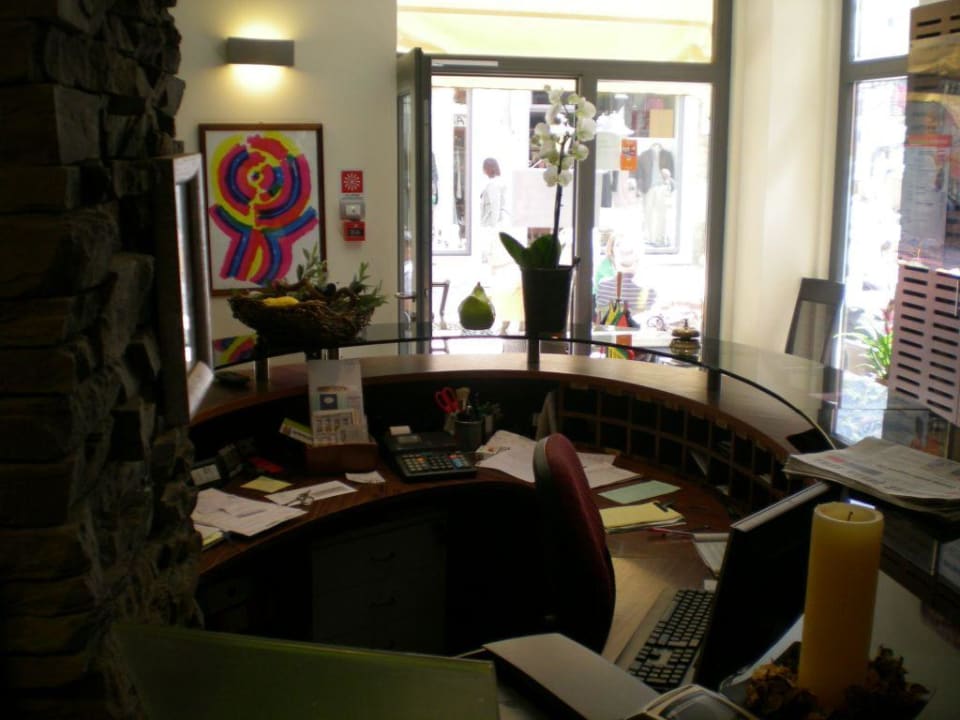 Die ,,immer" besetzte Rezeption Hotel Lago di Garda