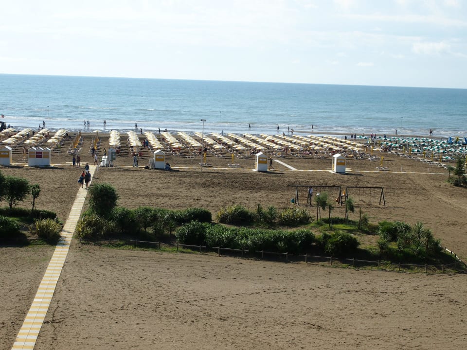 Seitlicher Blick auf Strand und Meer  Hotel Principe Caorle