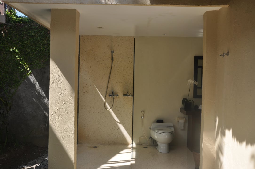 Halboffene Dusche und WC Kayumanis Sanur Private Villa & Spa