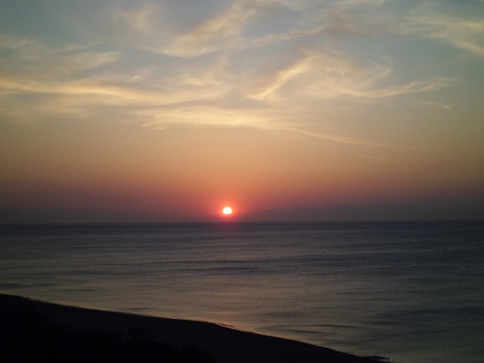 Schöner Sonnenaufgang Hotel Calypso Beach