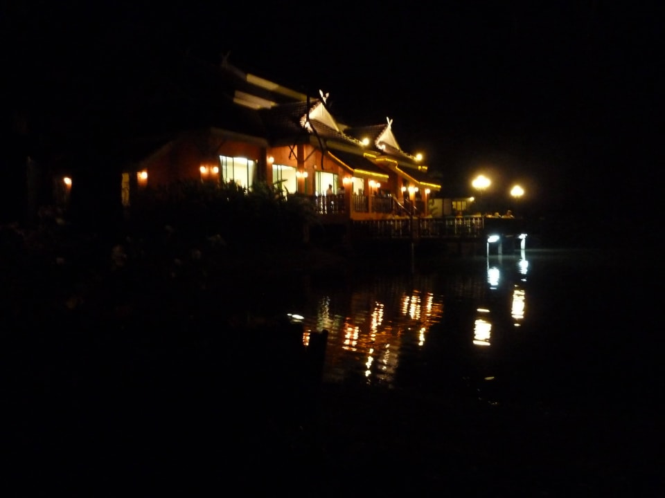 Teich im dunkel Hotel Le Charme Sukhothai Resort