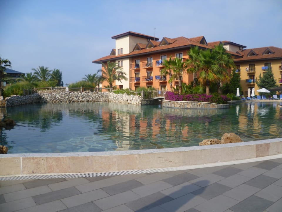 Schöne Außenansicht vom Pool aus gesehen Club Grand Aqua