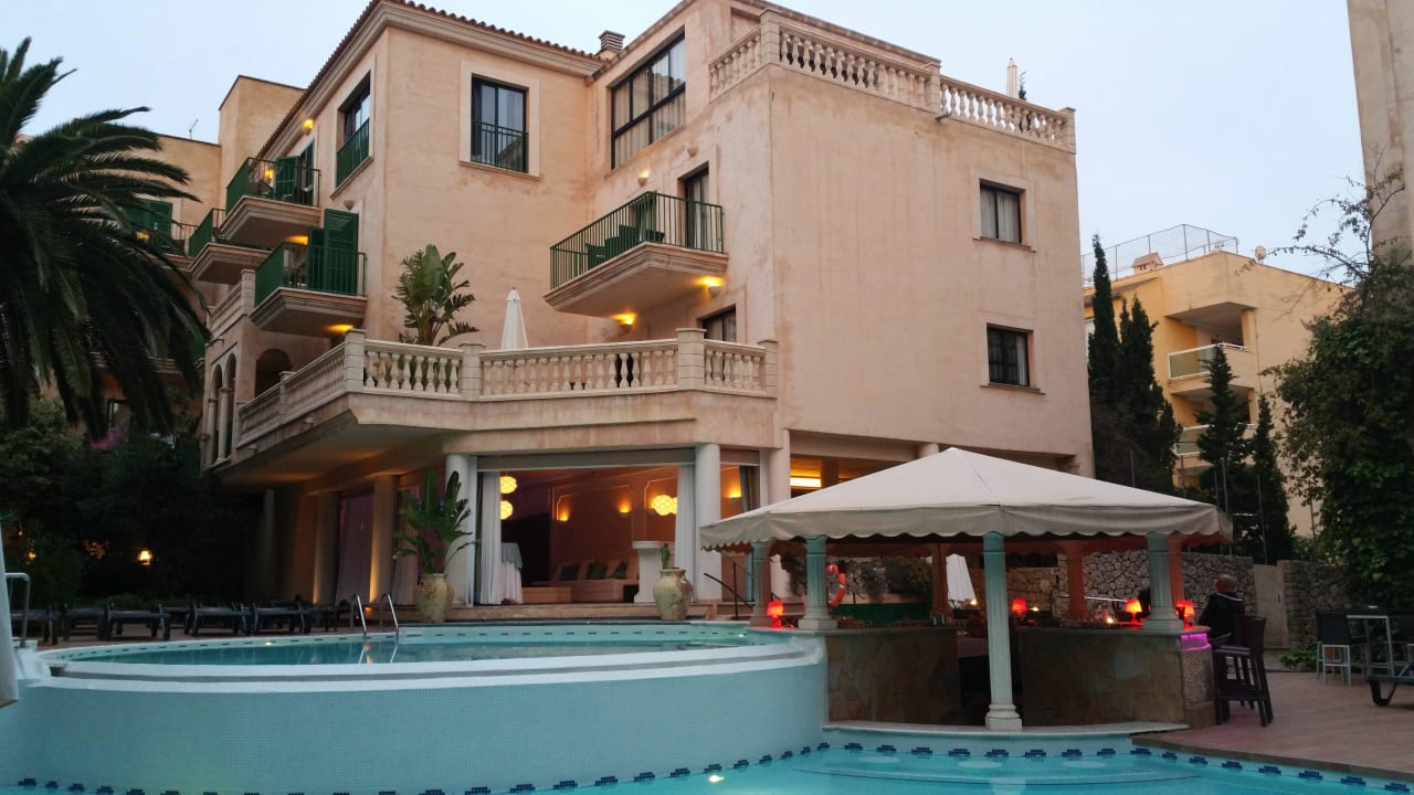 Pool mit Bar Lago Garden