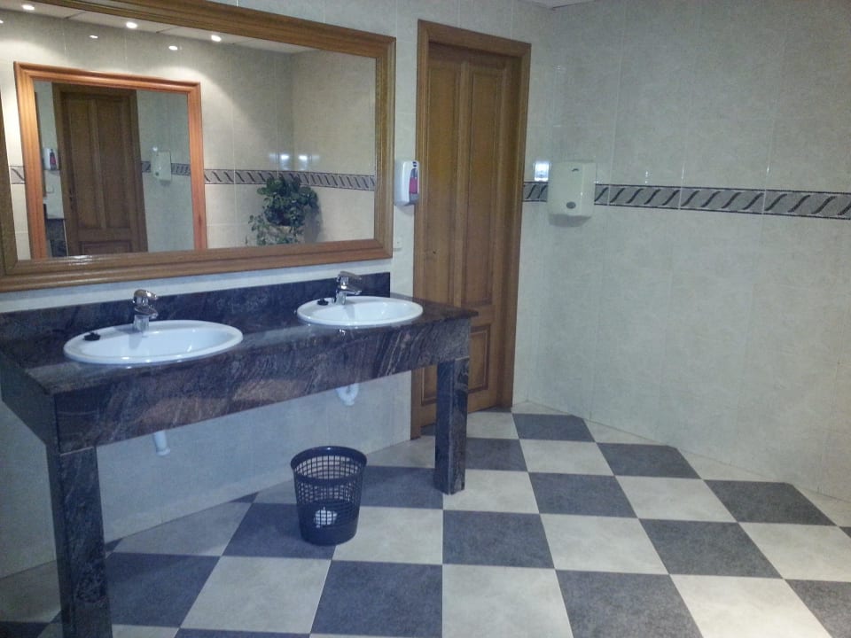 Moderne Toiletten in der Eingangshalle Hotel Ses Puntetes