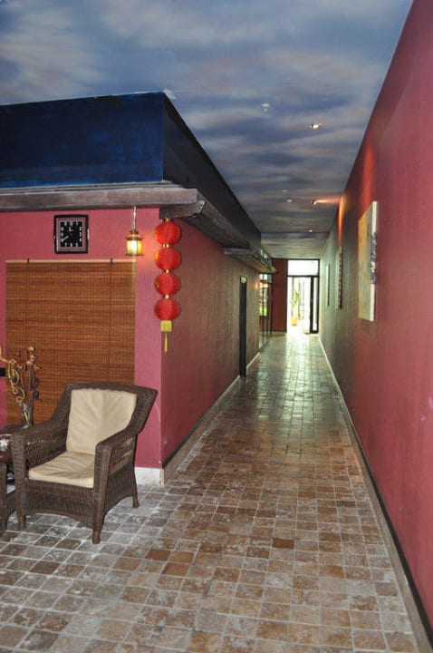 Durchgang zum Fitness und Hallenbad Siam Elegance Hotels & Spa