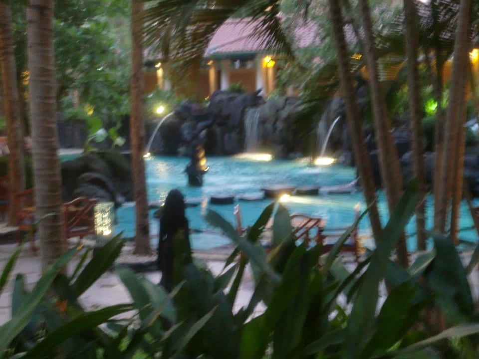 Tropischer Garten im Innenhof Melia Purosani Yogyakarta