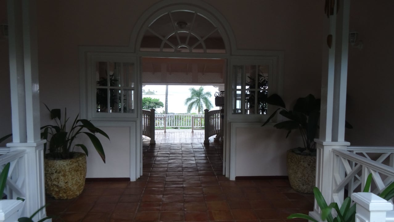 Eingang von der Straße Villa Serena